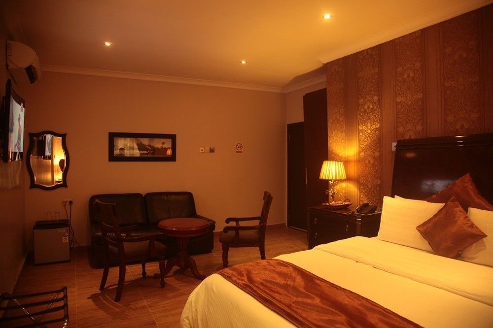 Fryburg Suites Aliayabiagba Exterior foto